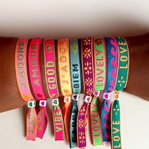 Vrolijke Lint armbandjes: jadore, smiley, dream, love, let love rule, golfjes, pijltjes of hartjes. afbeelding 1