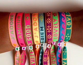 Vrolijke Lint armbandjes: j’adore, smiley, dream, love, let love rule, golfjes, pijltjes of hartjes.