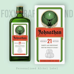 Könnte beinhalten: Ein personalisiertes Alkohol-Etikett in Grün und Weiß mit einem Hirsch- und Kreuzdesign. Das Etikett trägt die Aufschrift "Johnathan" und "Speziell 21 abgefüllt Frohen 21. Geburtstag! Du bist endlich volljährig! Gegründet im Jahr 1999".