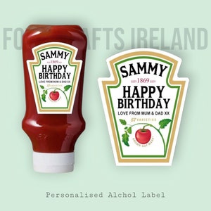 Pode incluir: Um rótulo de garrafa de ketchup vermelho com fundo branco e guarnição dourada. O rótulo diz "Sammy Est. 1869 Est. Feliz aniversário Amor de Mãe e Pai XX 57 Variedades Cultivado Não Feito".
