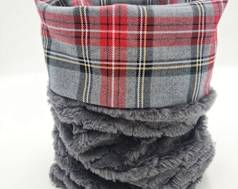 Reversible dog scarf / loop check