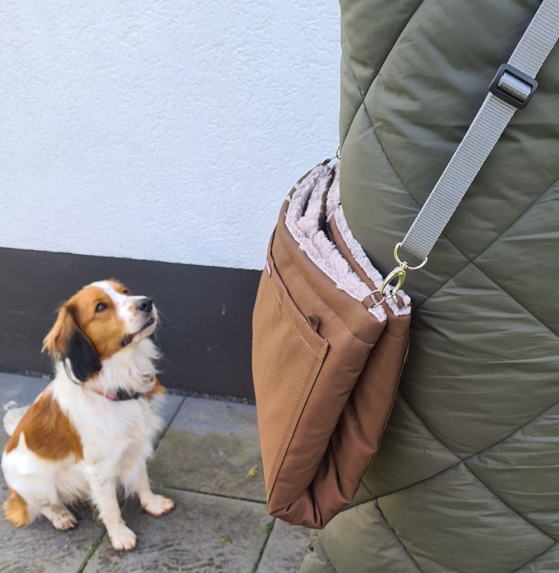 Personalisierte 2-in-1 Hundedecke und Tasche für unterwegs mit abnehmbarem Gurt Perfekte Begleitung für Büro, Café und Restaurant Bild 3