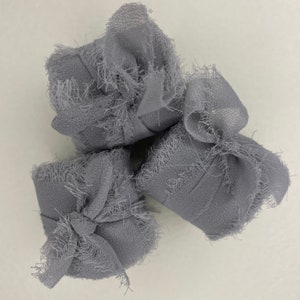 Ruban mariage bords effilochés, 4 cm de large, gris tourterelle/gris argenté, déchiré à la main, chiffon, crêpe de soie, bords effilochés, (par mètre) Jusqu'à 5 m de long