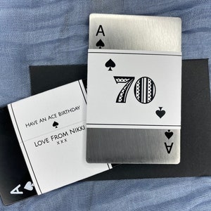 Cadeau pour 70e anniversaire - Ouvre-bouteille As de pique en acier massif avec pochette personnalisée