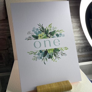 Ensemble de numéros de table de mariage vert sauge, les numéros 1 à 10 plus la table supérieure peuvent être personnalisés, branches et feuilles d'eucalyptus personnalisées