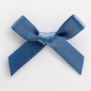 Mini fiocchi in raso blu polvere / Confezione da 10 / Preannodati larghi 3 cm / Cuscinetti autoadesivi in schiuma inclusi