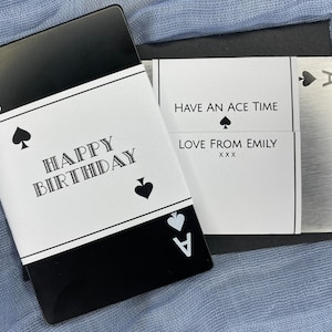 Regalo personalizado de feliz cumpleaños: abridor de botellas de naipes de as de picas de acero sólido con funda personalizada
