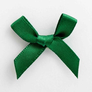 Mini fiocchi di raso verde scuro / Confezione da 10 / Natale / Pre-annodati larghi 3 cm / Cuscinetti autoadesivi in schiuma inclusi