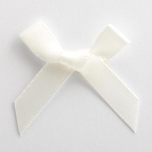 Mini fiocchi in raso avorio / Confezione da 10 / Preannodati larghi 3 cm / Matrimonio / Cuscinetti autoadesivi in schiuma inclusi