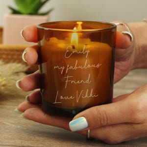 Gepersonaliseerde grote kaars cadeau gegraveerd met een bericht - warme geur van vanille - amberkleurig glas - 150 g, 30 uur brandtijd - geschenkverpakking