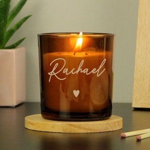 Gepersonaliseerde grote kaars cadeau gegraveerd met naam, woord of bericht - warme geur van vanille - amberglas - 150 g, 30 uur brandtijd - geschenkdoos