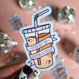 Alimenté par le café et la méchanceté | Sticker humoristique brillant ou holographique de style tatouage | Sticker pour ordinateur portable | Kindle | Journaux