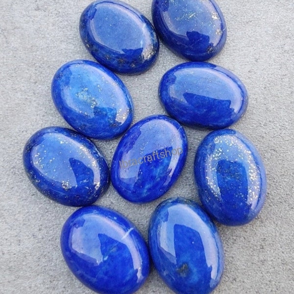 Naturalny kaboszon z lapis lazuli: owalny płaski kamień szlachetny, jakość AAA+