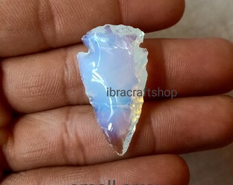 Punta di freccia a mezzaluna in opalite: pietra preziosa di cristallo intagliata per l'avvolgimento del filo
