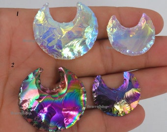 Op de afbeelding: Vier regenboogkleurige pijlpunten in de vorm van een halve maan. Twee zijn wit met regenboogkleurige irisatie en twee zijn paars met regenboogkleurige irisatie.