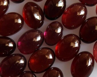 Gemas de granate rojo natural ovaladas en cabujón, de base plana y calibradas, calidad mayorista.