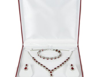 WHITE GOLD FINISH Erstellt Diamond Red Ruby Classic Pear Cut Halskette, Armband & Baumeln Ohrringe Schmuckset inklusive Geschenkbox