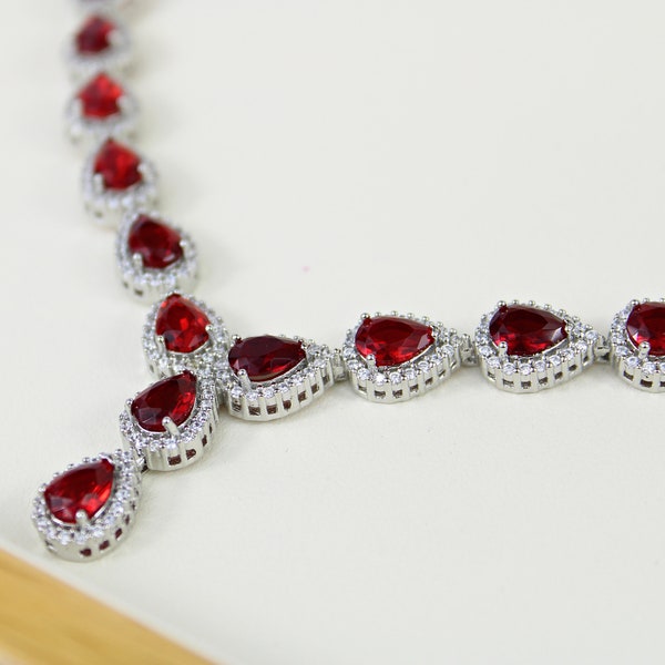 WHITE GOLD FINISH Rot Rubin Pear Cut Cluster erstellt Diamant-Halskette | Hochzeit, Verlobung, Feier, Geburtstag, Geschenk