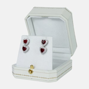 FINITION OR BLANC Créé Diamant Rouge Rubis Classique Double Coeur Cut Design Dangle Drop Boucles d’oreilles y compris coffret cadeau | Cadeau parfait pour les femmes