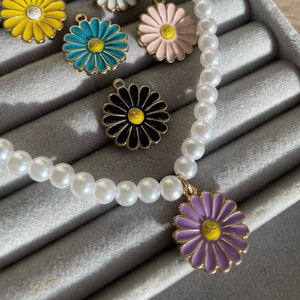 Daisy Necklace, Daisy flower charm necklace, pearl necklace, flower pearl necklace, summer Necklace, Summer flower necklace,