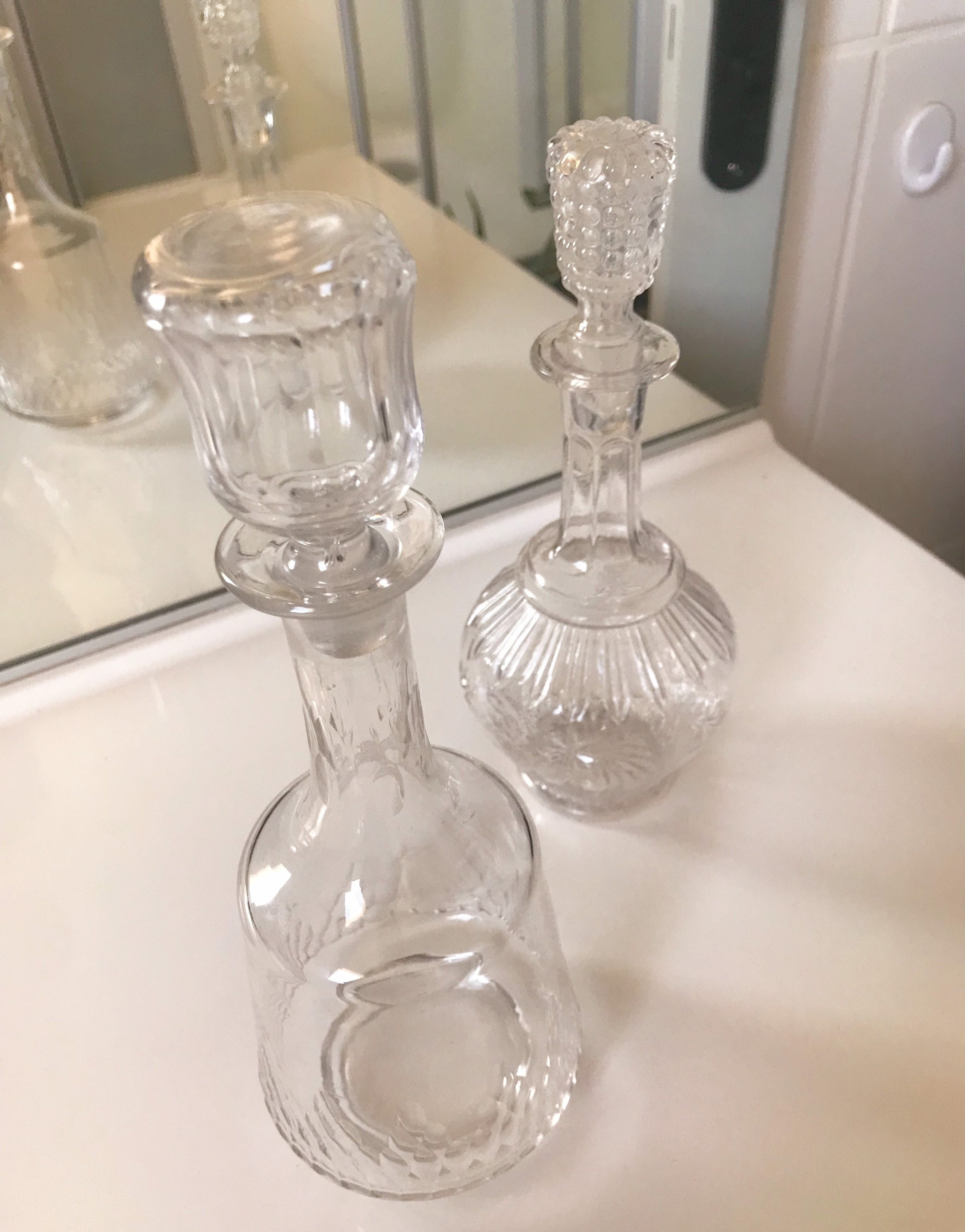 Ensemble Carafes en Verre Transparent, Travaillé avec Motifs.