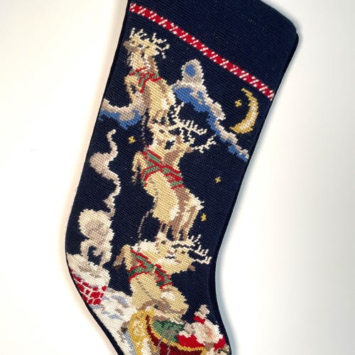 Adorno navideño bordado a mano con lana, estilo vintage. Decoración navideña clásica de inspiración vintage.