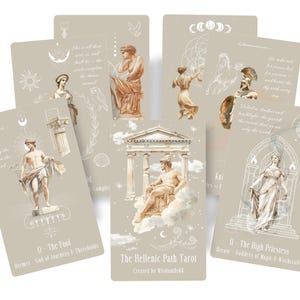 Könnte beinhalten: Ein Kartenset mit Tarotkarten, die griechische Statuen und Architektur zeigen. Die Karten sind beige mit Text und Symbolen. Der Titel "The Hellenic Path Tarot" ist auf einer Karte zu sehen. Maße sind nicht zutreffend.