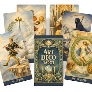Può includere: Un mazzo di tarocchi Art Déco con una scatola blu navy e diverse carte a ventaglio. La scatola recita "Art Deco Tarot" in lettere dorate. Le carte presentano illustrazioni di figure e simboli, tra cui "Il Matto" e "Il Mondo".