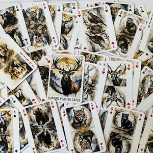 Baraja de cartas de caza. Cartas de póker y bridge con animales del bosque.