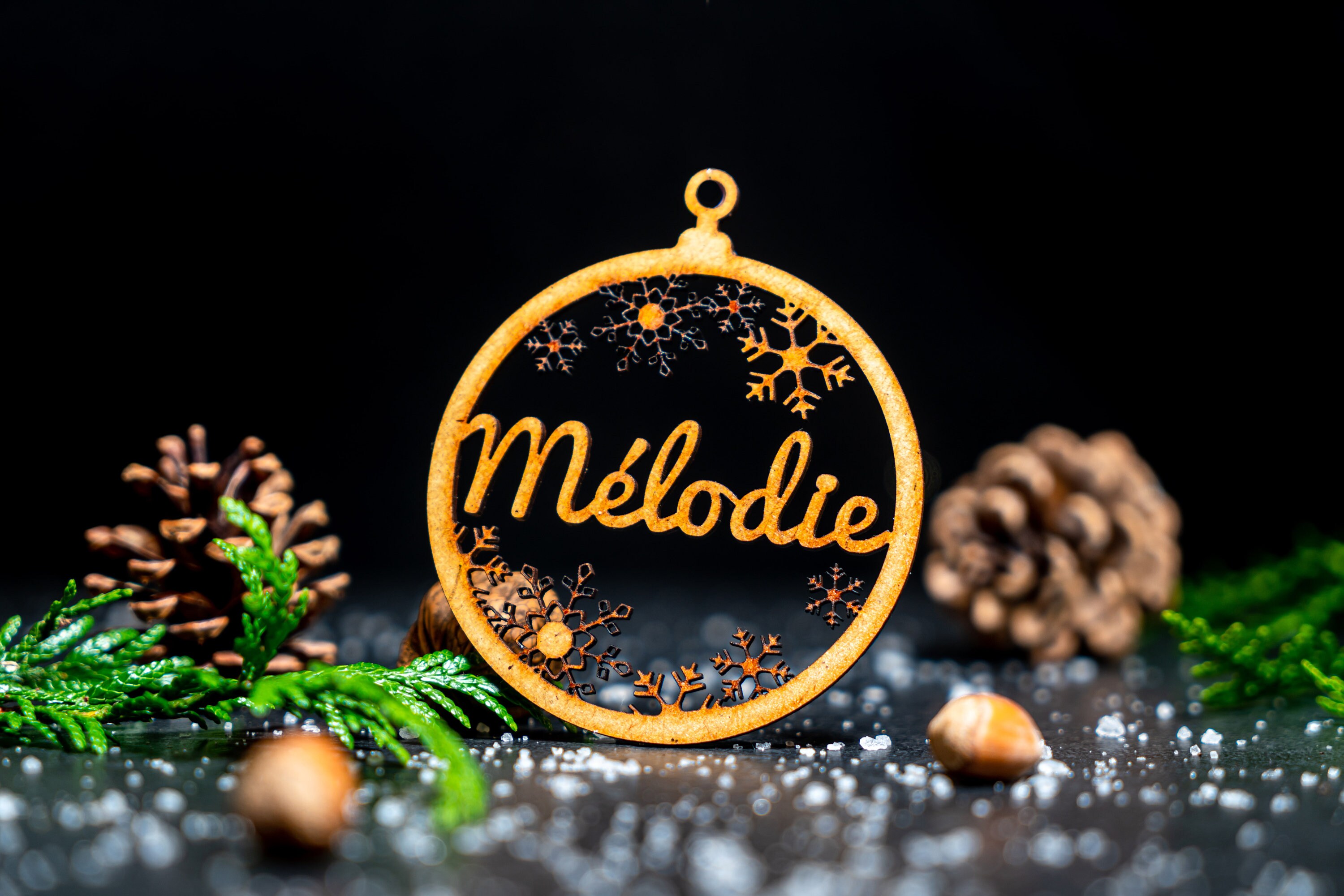 Boule de Noël en Bois Personnalisé avec Prénom Flocons - Décoration Noël