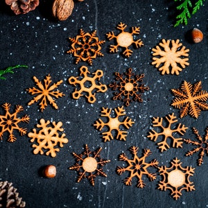 Set of 15 Christmas flakes for your decoration (table, tree, log, etc ...) - Variable size