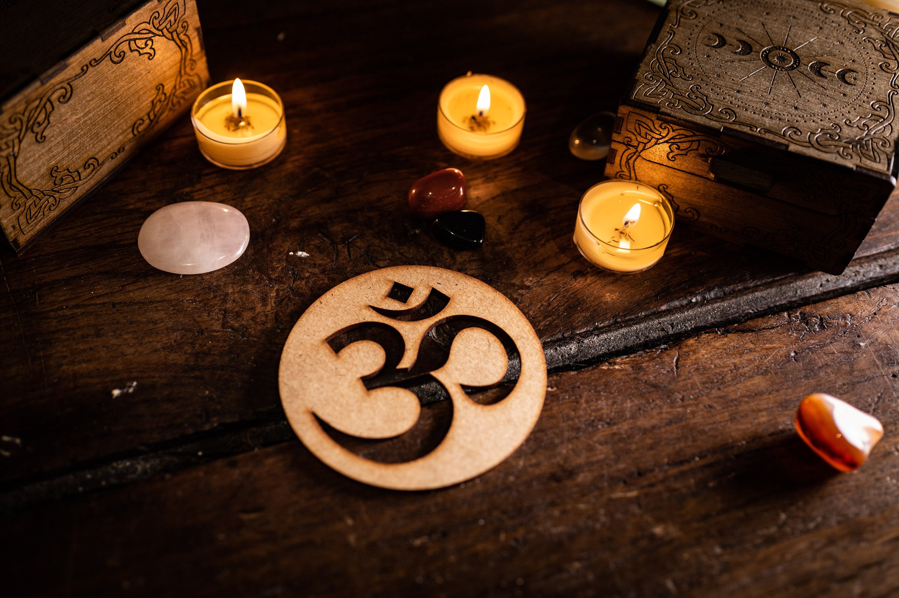 Om Décoration en Bois - Grille Aum Gravée Décoration d'autel