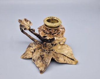 アールヌーボー様式の磁器製キャンドルスタンドペア：ブロンズの花柄