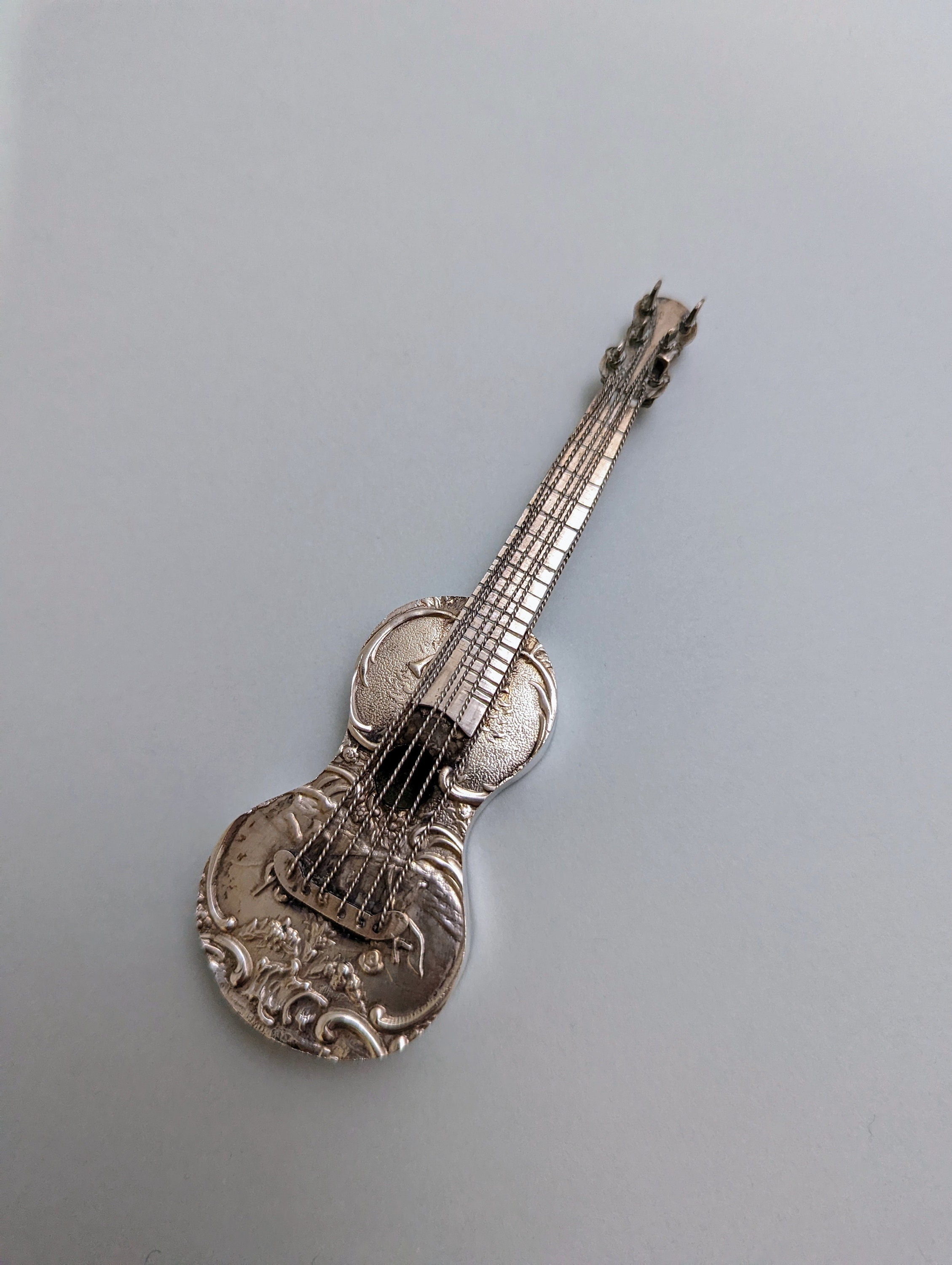 Ancienne Sculpture Petite Guitare en Argent Massif Ciselée et Gravée 47 G Poinçon Cygne Xixème Siècl
