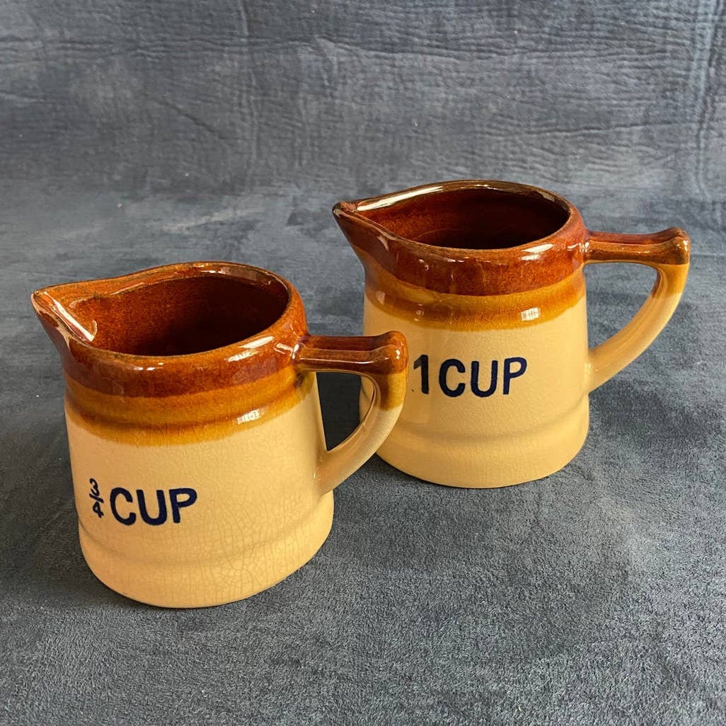 B+W Stoneware Measuring Cups with Gold Rim