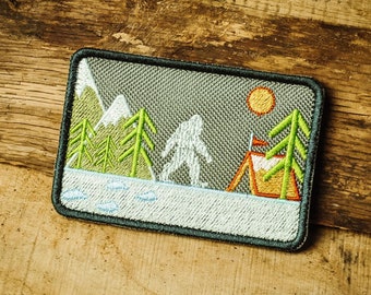 Yeti Winter Walk – Winter, Berg, Wald – Winter-Klettverschluss-Moral-Patch, Weihnachts-Klettverschluss-Patch, Jackalope-Wald, Pfadfinder, Camping, Yeti