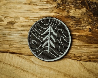 Pine Topo Patch Black – Patch moral, Velcro Patch, Jackalope Forest, Scout Patch, Broderie Morale patch, Scout, Camping, Bushcraft