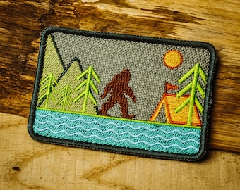 Sasquatch Walk - Eau, Montagne, Forêt - Velcro Moral Patch, Velcro Patch, Jackalope Forest, Scout, Camping, Bushcraft