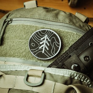 Tall Topo-märke svart – Moralmärke, Kardborremärke, Jackalope Forest, Scoutmärke, Broderat Moralmärke, Scout, Camping, Bushcraft bild 2