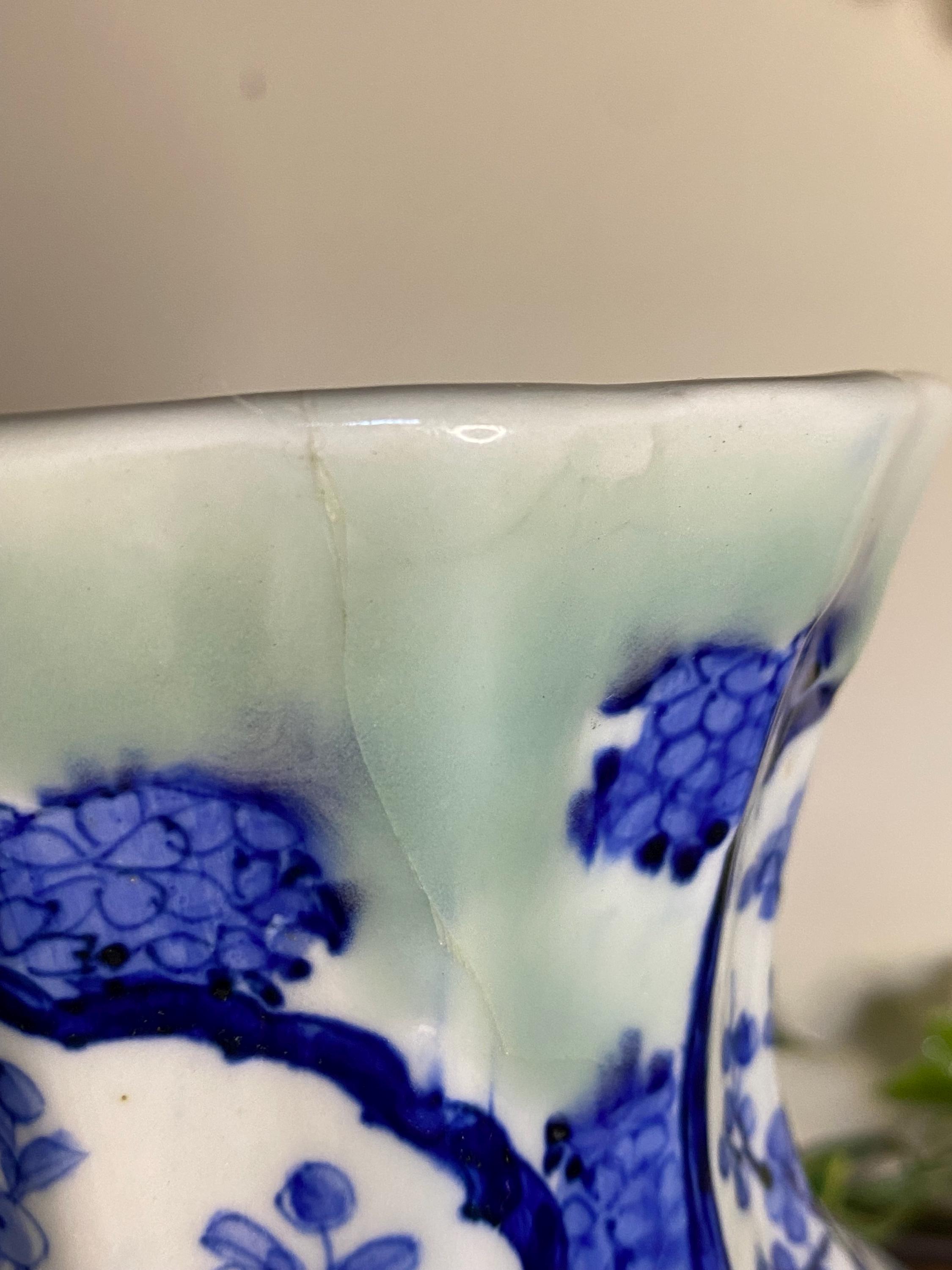 青白磁の花瓶 山水画と鳥のデザイン　中国陶芸　アンティーク　♤ 鳥が描かれた大きなアンティーク中国青磁釉青白花瓶 - Etsy 日本