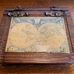 Vintage houten boekendoos met ijzeren scharnieren