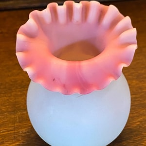 Kleine handgeblazen roze en wit satijnen glazen vaas met ruches