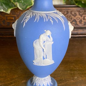 Antieke kleine wedgwood lichtblauwe vaas van jaspis, ca. 1864