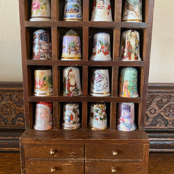 Vintage Weihnachtsporzellan Fingerhut Sammlung Auf Miniatur Kommode Holzständer