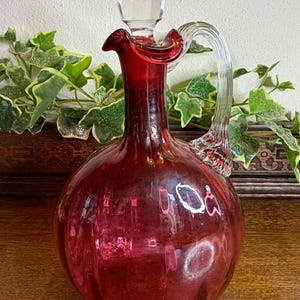 Viktorianische Cranberry Glaskaraffe: Mundgeblasener Claretkrug mit klarem Stopfen, um 1880