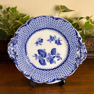 Plato antiguo de servir Cauldon England “Ruskin” azul y blanco con borde de tejido de cesta.