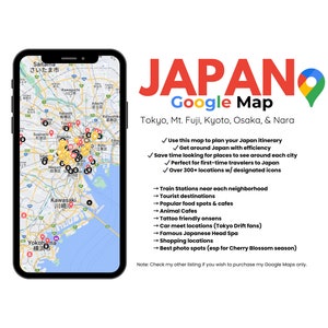 Puede incluir: Un mapa de Google de Jap&oacute;n con m&aacute;s de 300 ubicaciones marcadas con iconos. El mapa incluye Tokio, el monte Fuji, Kioto, Osaka y Nara. El texto "JAPANO Google Map" se muestra en rojo y blanco. El texto "Tokyo, Mt. Fuji, Kyoto, Osaka, & Nara" se muestra en negro. El texto "Utilice este mapa para planificar su itinerario por Jap&oacute;n" se muestra en negro. El texto "Recorra Jap&oacute;n con eficiencia" se muestra en negro. El texto "Ahorre tiempo buscando lugares para ver en cada ciudad" se muestra en negro. El texto "Perfecto para viajeros primerizos en Jap&oacute;n" se muestra en negro. El texto "M&aacute;s de 300 ubicaciones con iconos designados" se muestra en negro. El texto "Estaciones de tren cerca de cada vecindario" se muestra en negro. El texto "Destinos tur&iacute;sticos" se muestra en negro. El texto "Lugares populares de comida y caf&eacute;s" se muestra en negro. El texto "Caf&eacute;s para animales" se muestra en negro. El texto "Onsens amigables con los tatuajes" se muestra en negro. El texto "Lugares de encuentro de coches (fans de Tokyo Drift)" se muestra en negro. El texto "Famoso spa japon&eacute;s para la cabeza" se muestra en negro. El texto "Ubicaciones de compras" se muestra en negro. El texto "Los mejores lugares para tomar fotos (especialmente para la temporada de floraci&oacute;n de los cerezos)" se muestra en negro. El texto "Nota: Consulte mi otra lista si desea comprar mis mapas de Google &uacute;nicamente." se muestra en negro.