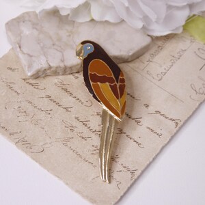Vintage geëmailleerde papegaaienbroche Goudkleurige vogel met strass oogspeld Tropische vogelbroche