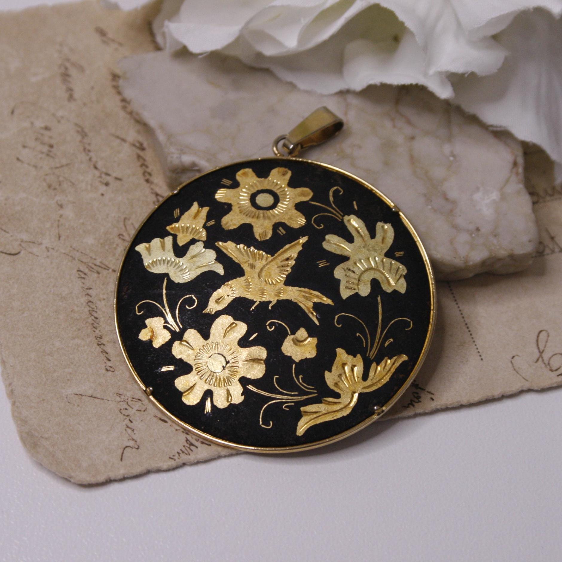 Pendentif Vintage Espagnol Orné D'oiseaux Et Fleurs - Chaîne 24 - Longueur 61cm - Occasion
