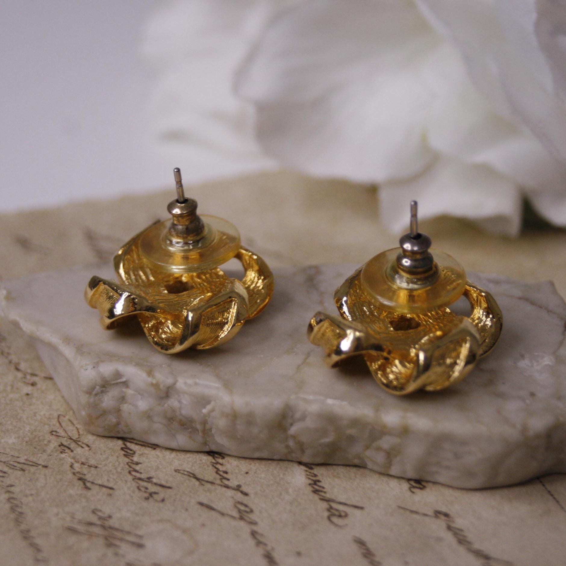 Boucles D'oreilles Clous Vintage - Motif Nœud En Relief Couleur Or - Signées 3391 - Occasion Très Bon état